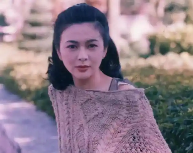 香港美人潇洒爱情:19岁结婚,大方承认当小三,一手好牌稀巴烂_关之琳