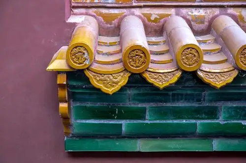 绿两色琉璃瓦装饰,上部用少量紫色,蓝色的琉璃瓦盖顶,整座建筑显得