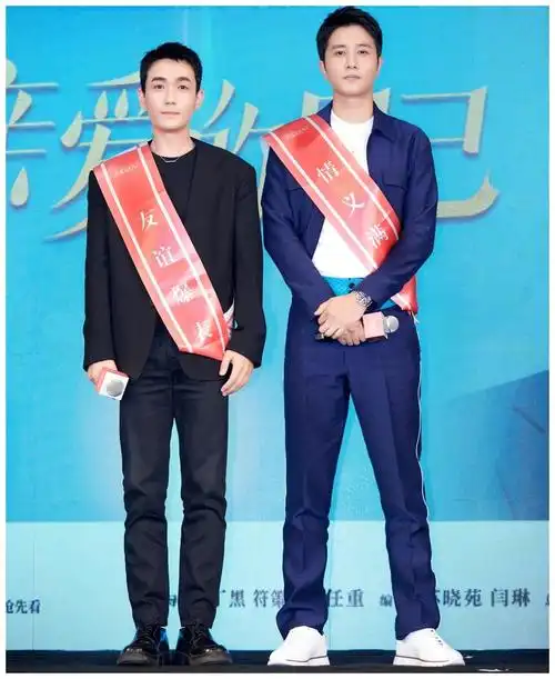 阳光之下:男主角彭冠英,和朱一龙是同学,和高伟光参加模特大赛