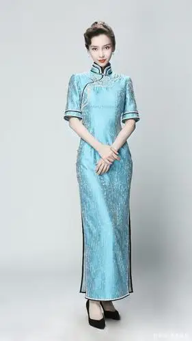 明星穿旗袍气质惊艳,优雅高贵,大长腿显露无疑!