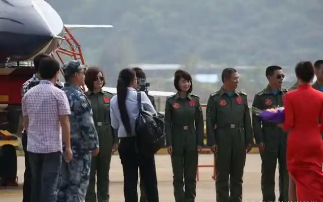 祖国之花王铮中国最年轻的美女机长19岁开飞机29岁成机长