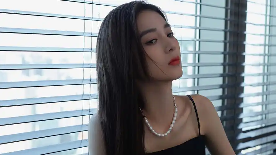 吊带长发飘飘的女神万鹏壁纸-美女壁纸 - 壁纸家