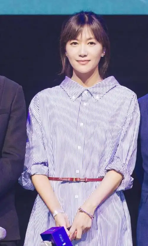 徐静蕾不愧是文艺女神穿条纹衬衫裙清纯可人46岁还有学生气质