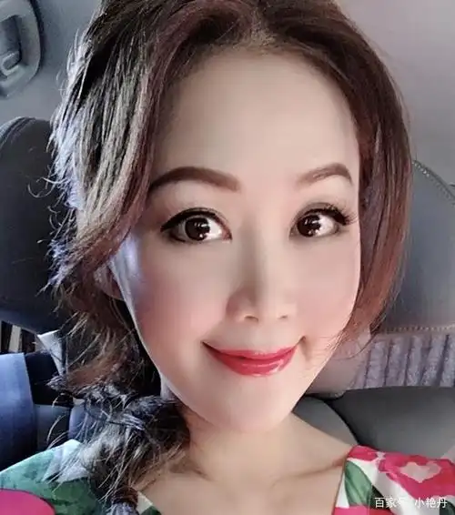 梁小冰身穿连衣裙依然年轻貌美,学她穿衣技巧准没错