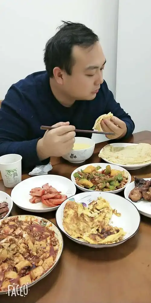 做了一桌子的菜还是看手机,可不可以一起吃饭时不玩手机?