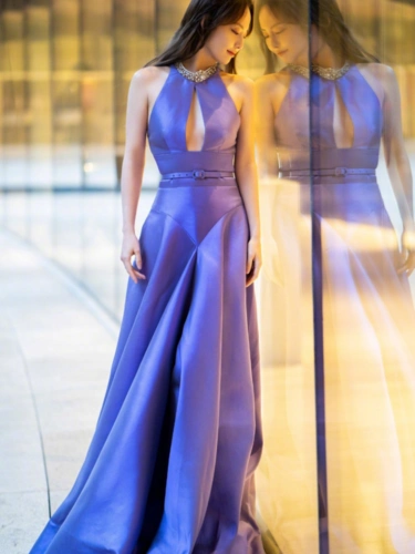 张嘉倪穿镂空礼服好身材"藏"不住!紫色面料衬托皮肤雪白,绝美