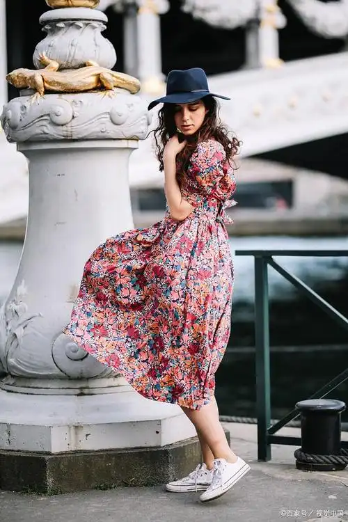 如果你喜欢穿碎花裙,切记不要总拿高跟鞋来搭配,太老成,不妨换成下面