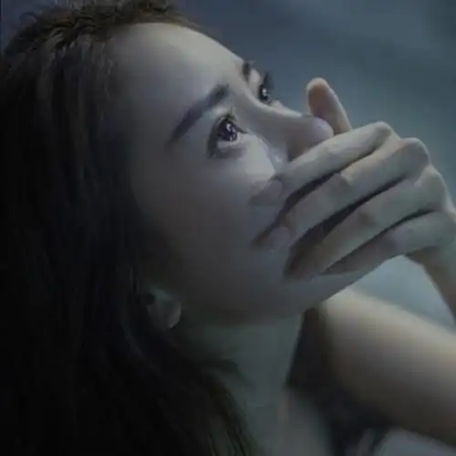 捂嘴流泪忧伤思念女生头像图片_单张头像_美头网