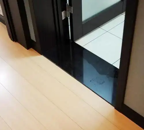 木地板与卫生间厨房阳台的衔接处,需要铺过门石吗?
