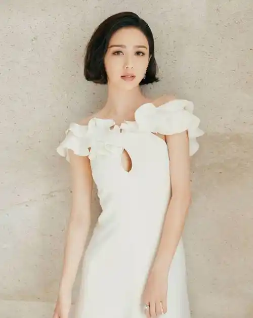 佟丽娅在个人的社交账号上面晒出了一张背影照,从照片中来看,她的背影