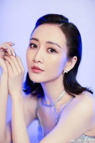 王鸥高腰露背纱裙出席国剧盛典雍容华贵