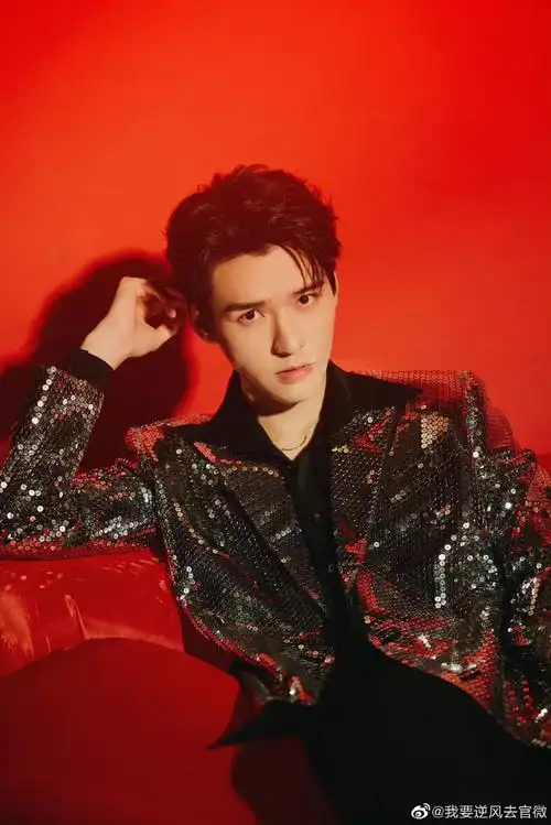 龚俊《我要逆风去》新剧照!现代装俊子太帅了!