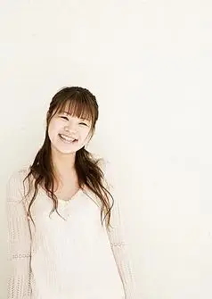 歪头微笑的美女