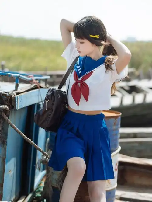 1 / 9 紫氯氯携手摄影师睿瑶爸爸给大家带来了jk小姐姐海边的一组照片