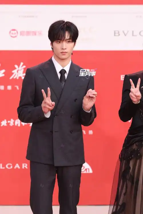 刘耀文来啦   ～   今天以一身 louis vuitton 西装造型随《第二十条