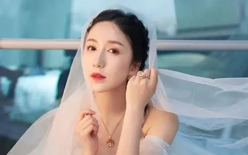 娄艺潇抹胸纱裙性感图片桌面壁纸