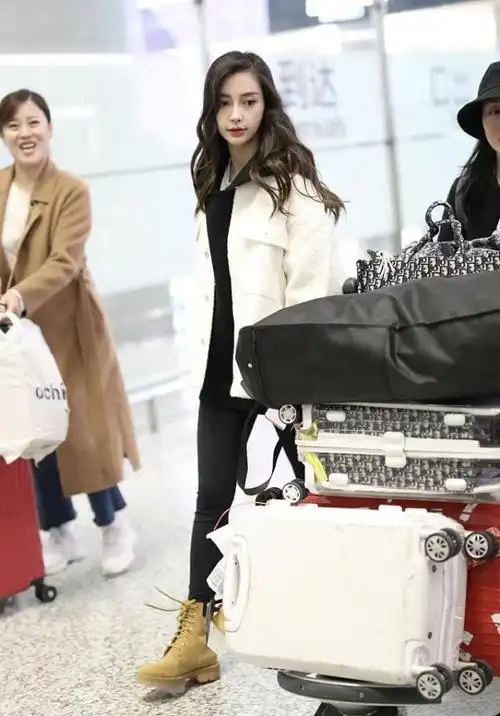 杨颖已经开始养生了,白色大衣内搭黑色卫衣,手里的保温杯是亮点