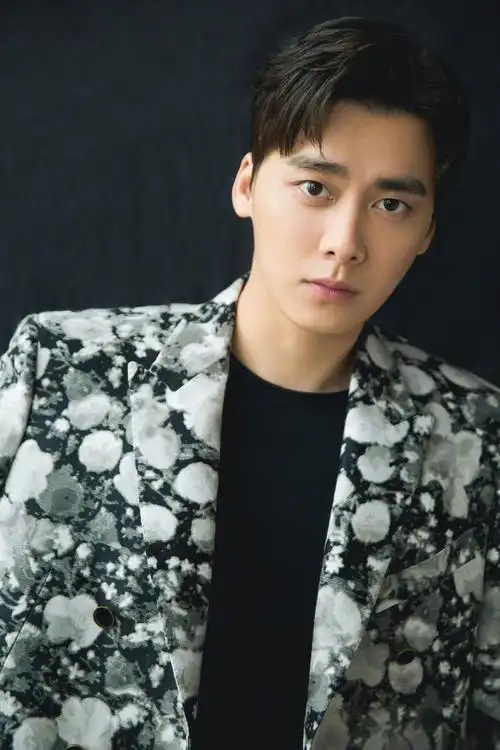 策展人@李易峰 今日现身gentle monster x li yifeng 合作空间 开