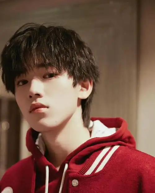 宋亚轩换新发型, 终于不是一九分! 继海胆头后又一颜值巅峰~_网易订阅