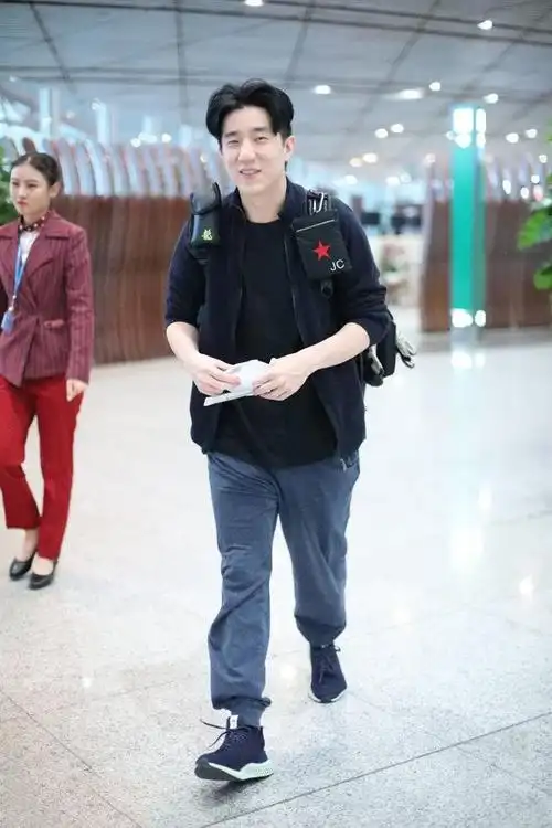 房祖名机场露面看着胖不少178厘米大高个身材却是五五分