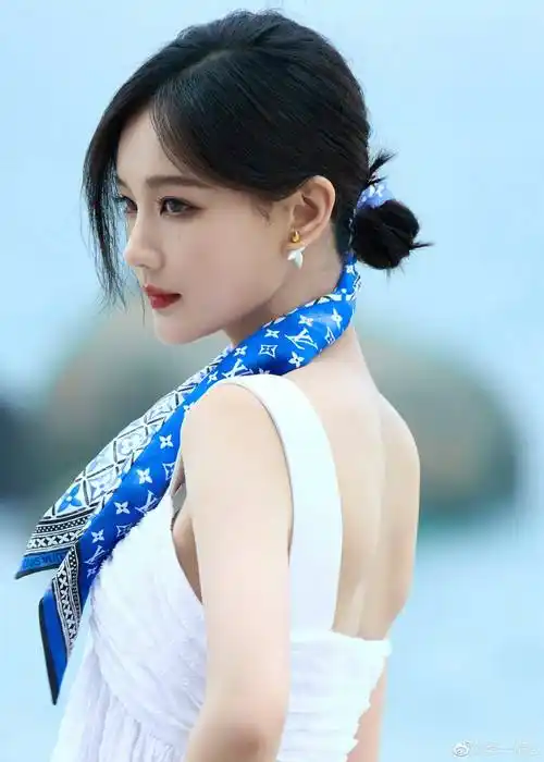 李一桐白色吊带连衣裙性感写真_笑容_五官_皮肤