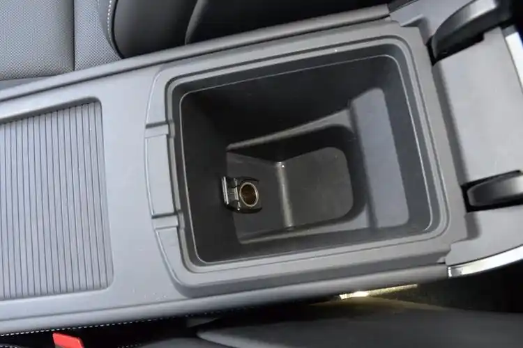 前排中央扶手箱