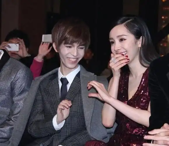 杨幂被传新恋情与年轻男子一同回小区男方长相帅气颜值高