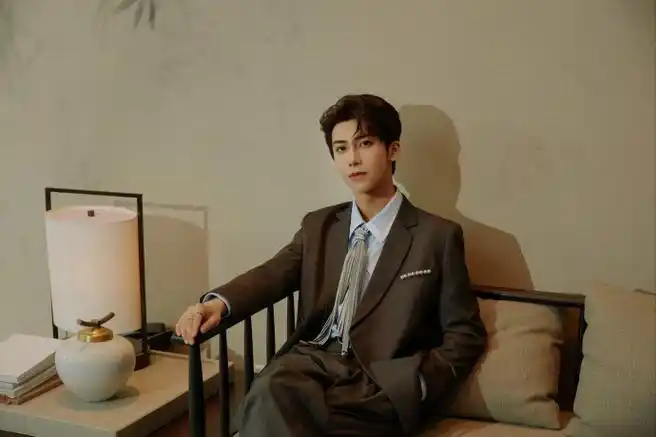 next超话·丁泽仁超话精致剪裁的灰色珍珠配饰西装,呈现出别样的时髦