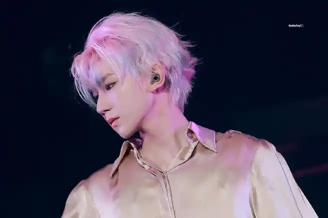 王源客厅狂欢巡演##王源看到了穿婚纱来的粉丝##王源预告过了一个