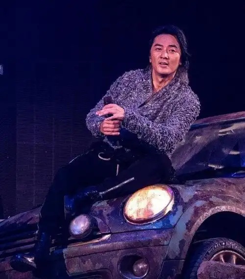 56岁郑伊健现身福冈,素颜出镜苍老很多,在超市买了一车生活用品