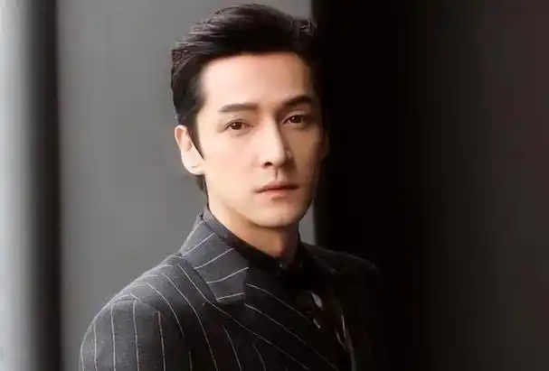 41岁胡歌对比37岁郑恺老天赏饭吃与科班毕业的演技差距一目了然