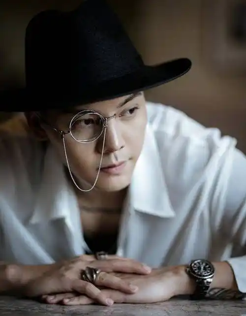 陈伟霆太会撩了,穿老汉背心下车手臂线条明显!