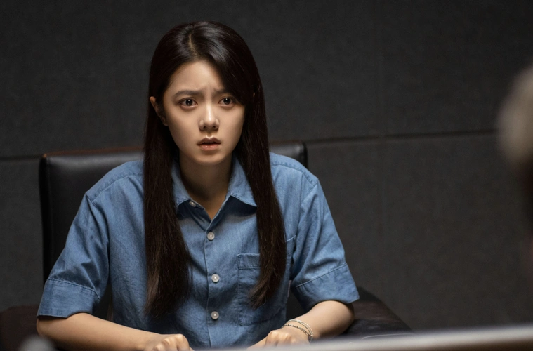 与《少年派》《爱的理想生活》中咋呼,中二的表演截然不同,该有的紧张