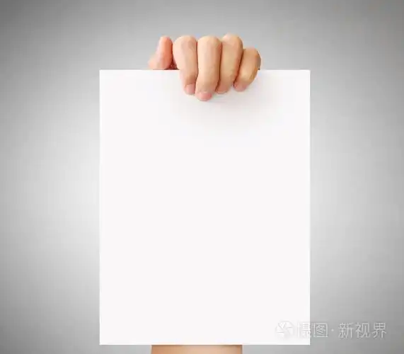 拿着白色空白a4纸