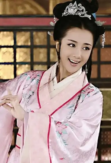 她曾是"古装第一美人",被狗咬毁容后,40岁靠演恶毒女配翻身_李依晓