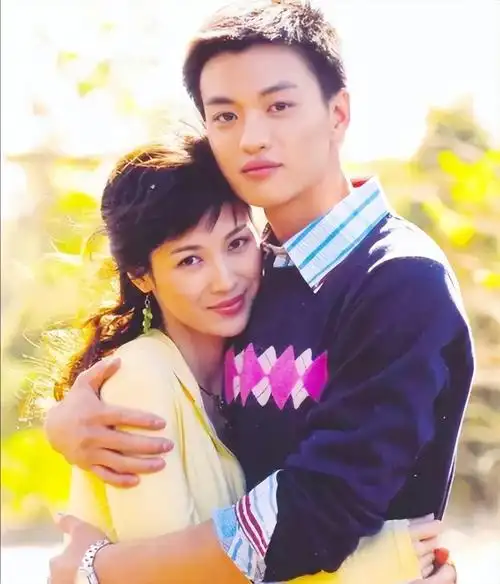 的事实,老公是一家上市科技公司的老总周旭辉,比童蕾大12岁,身价百亿