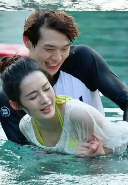 水中倩影:李沁与魏大勋的浪漫演绎