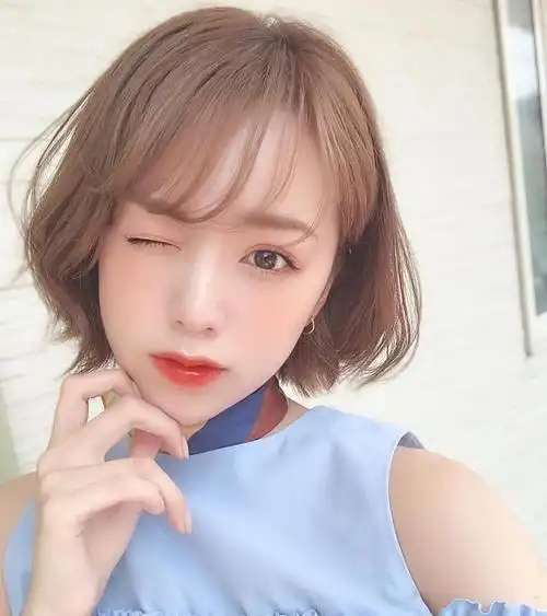 下面推荐一些适合小个子女生的短发发型.