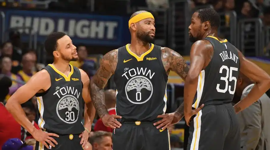 金州勇士队似乎对大多数常规赛的篮球兴趣不大.