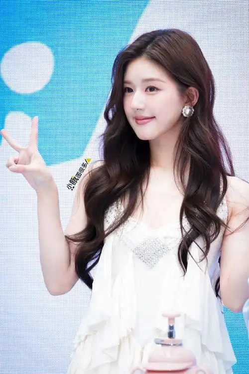 赵露思白裙比心##赵露思晒侧颜随拍