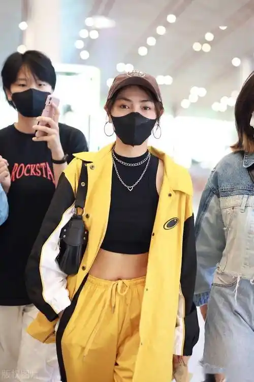 谢可寅现身北京首都机场,身穿黄色运动装青春靓丽
