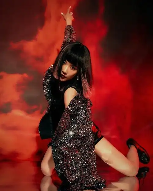 王霏霏霸气虎纹造型释出扎起高马尾野性十足时尚表现力好绝