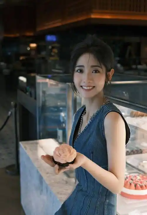 邢菲v领牛仔长裙优雅写真_造型_风格