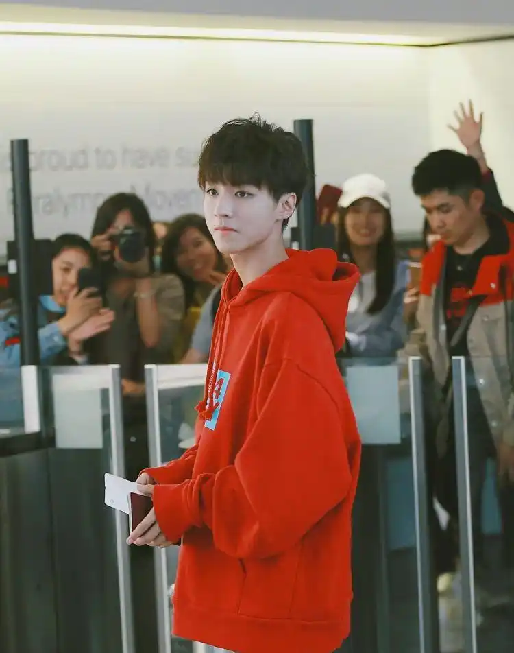 王俊凯忘记天冷了,只穿件卫衣就出门,看到他的取暖方式,真不像