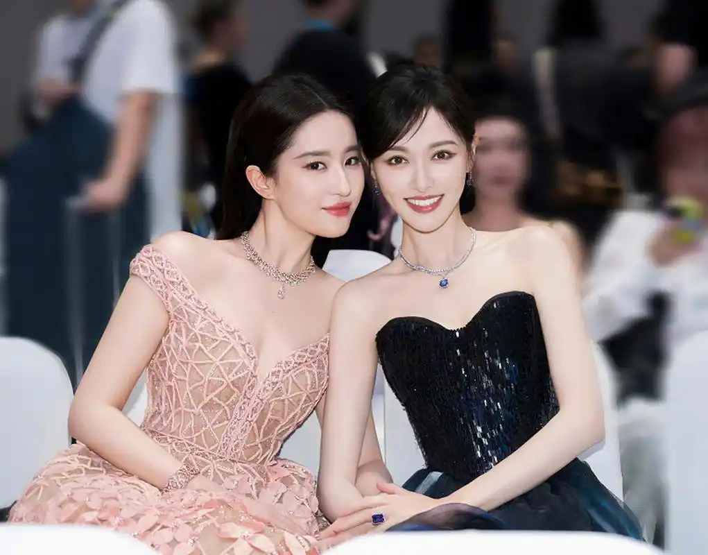 刘亦菲和唐嫣的合影,nice!