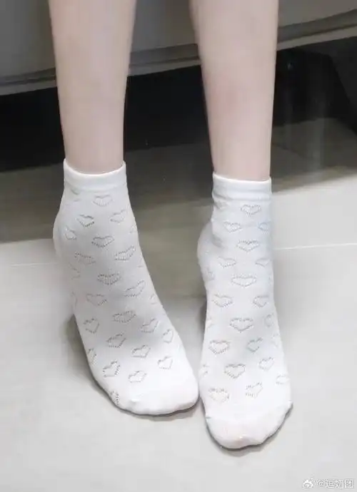 9这个夏天穿的袜子大弹力7215女生35-40脚都没问题材质是70棉
