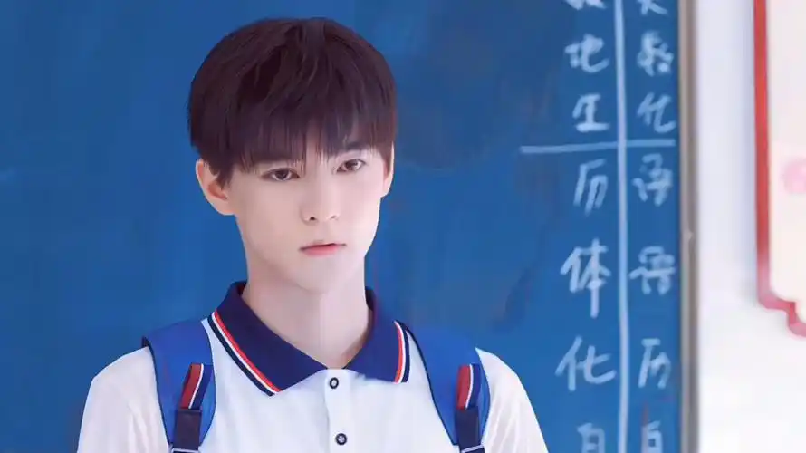 高冷学霸×元气少女 第一次见面就看你不顺眼,居然还搬进我家.