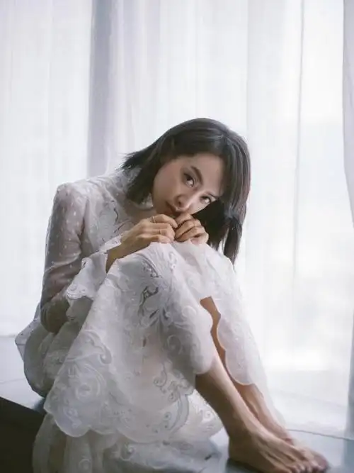 外翻,头发要加上纹理的效果显得更加的蓬松,这样才能达到像宋茜这样的