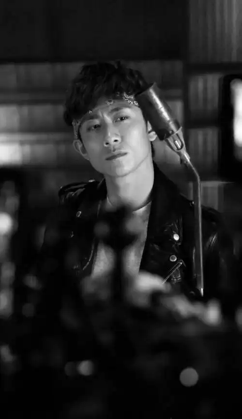 张一山帅气时尚黑白图片