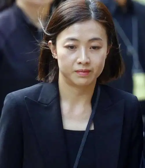 如今41岁的甘比已经有了400多亿的身家成为香港第一女首富